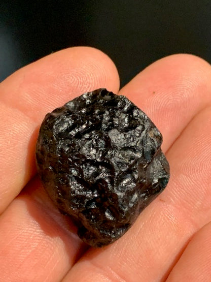 Tectite du Vietnam - 34 x 29 x 15 mm - 14,2 gr. - Famille des météorites