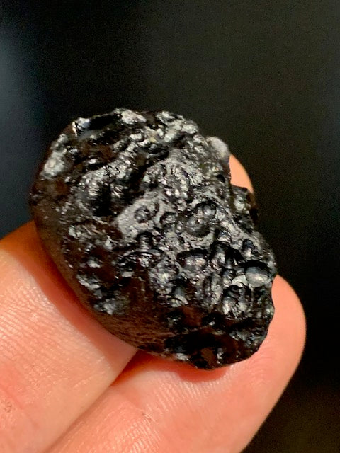 Tectite du Vietnam - 34 x 29 x 15 mm - 14,2 gr. - Famille des météorites