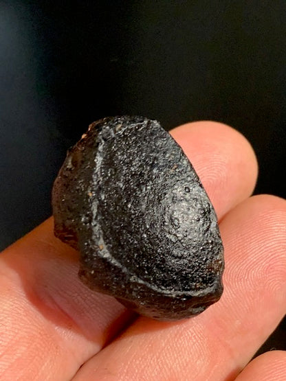 Tectite du Vietnam - 34 x 29 x 15 mm - 14,2 gr. - Famille des météorites