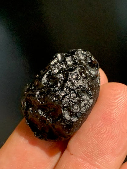 Tectite du Vietnam - 34 x 29 x 15 mm - 14,2 gr. - Famille des météorites