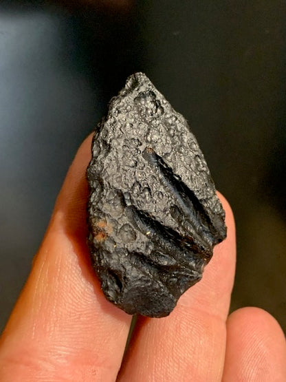 Tectite du Vietnam - 45 x 33 x 11 mm - 15,5 gr. - Famille des météorites