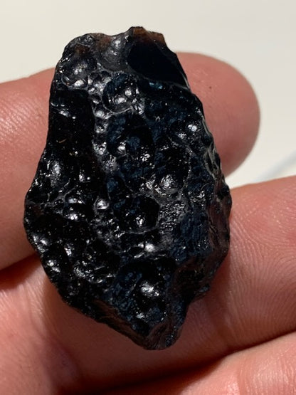 Tectite du Vietnam - 35 x 22 x 16 mm - 13,6 gr. - Famille des météorites