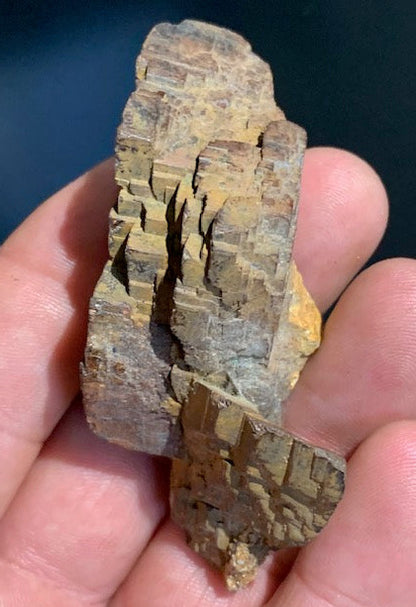 Impactite : terme général pour les roches modifiées ou créées par un impact météoritique - 76 mm x 34 x 33 - 54,7 gr.