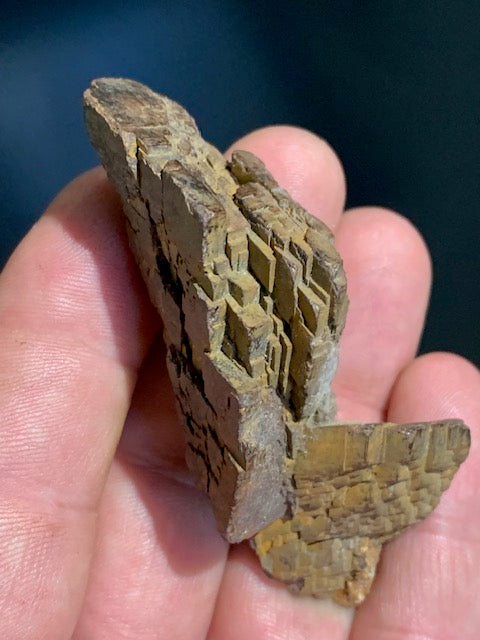 Impactite : terme général pour les roches modifiées ou créées par un impact météoritique - 76 mm x 34 x 33 - 54,7 gr.