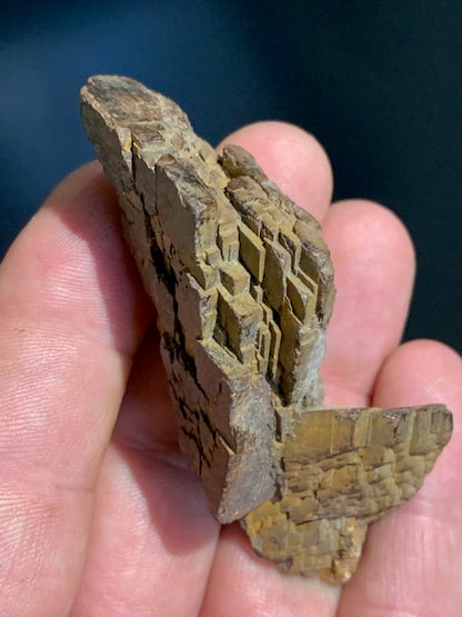 Impactite : terme général pour les roches modifiées ou créées par un impact météoritique - 76 mm x 34 x 33 - 54,7 gr.