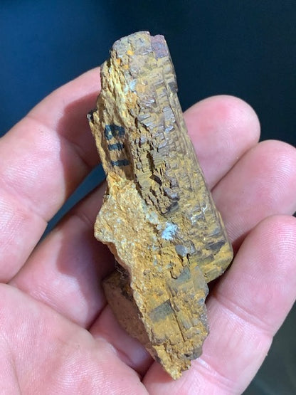 Impactite : terme général pour les roches modifiées ou créées par un impact météoritique - 76 mm x 34 x 33 - 54,7 gr.