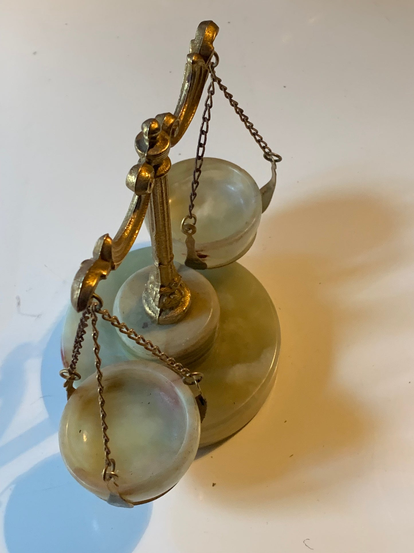 ⚖️ Balance décorative/ balance de bureau en pierre d'Onyx et métal (laiton) - Superbe pièce ancienne et de seconde main (état parfait).