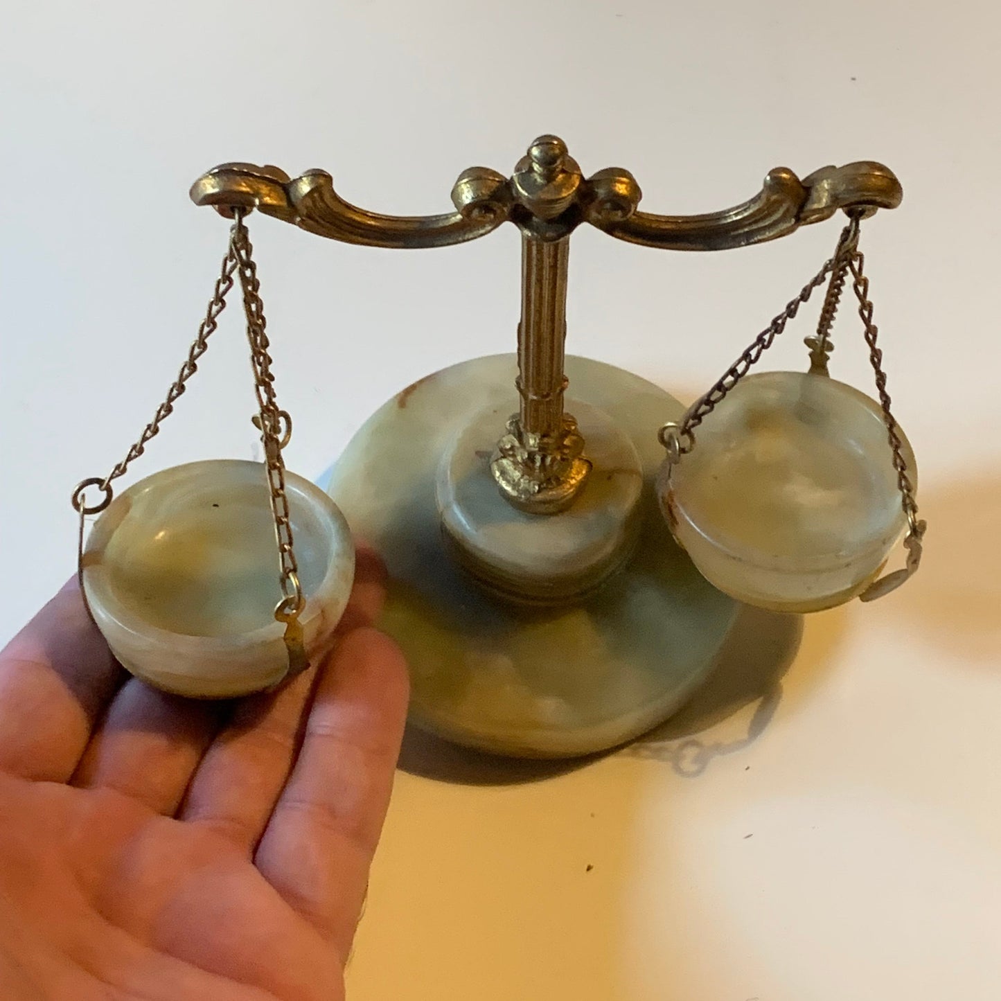 ⚖️ Balance décorative/ balance de bureau en pierre d'Onyx et métal (laiton) - Superbe pièce ancienne et de seconde main (état parfait).