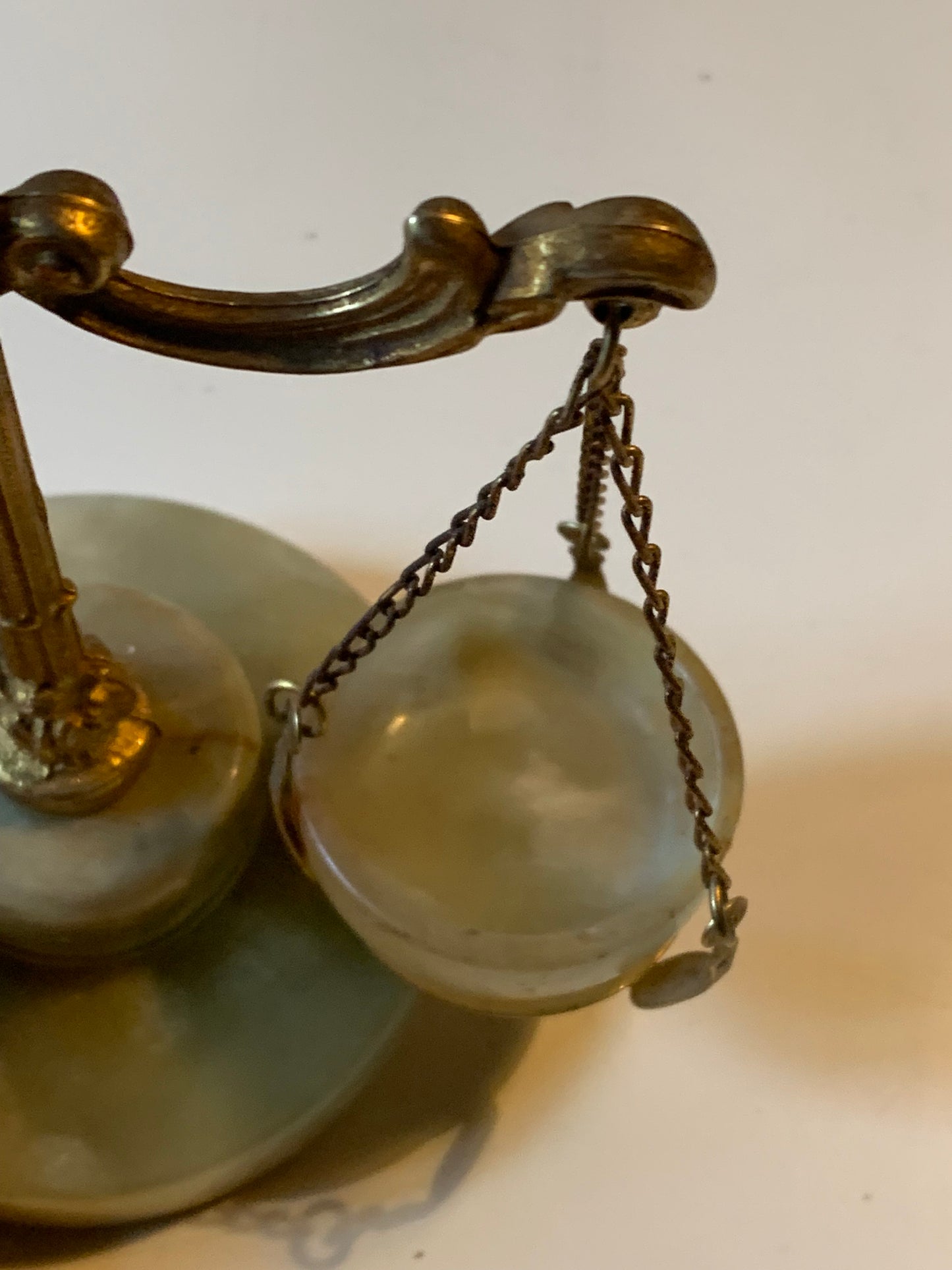 ⚖️ Balance décorative/ balance de bureau en pierre d'Onyx et métal (laiton) - Superbe pièce ancienne et de seconde main (état parfait).