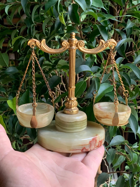 ⚖️ Balance décorative/ balance de bureau en pierre d'Onyx et métal (laiton) - Superbe pièce ancienne et de seconde main (état parfait).