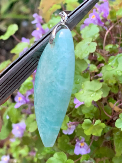 Amazonite, pendentif de 52mm de hauteur x 24 de largeur x 8 d'épaisseur. Vendu avec cordon réglable de couleur noire offert !
