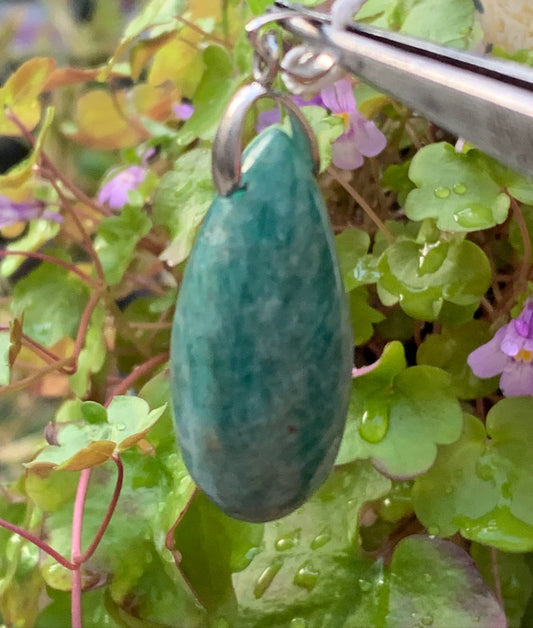 Amazonite, pendentif de 45mm de hauteur x 16 de largeur x 16 d'épaisseur. Vendu avec cordon réglable de couleur noire offert !