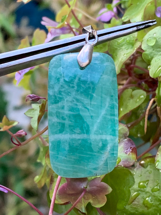 Amazonite, pendentif de 42mm de hauteur x 18 de largeur x 8 d'épaisseur. Vendu avec cordon réglable de couleur noire offert !
