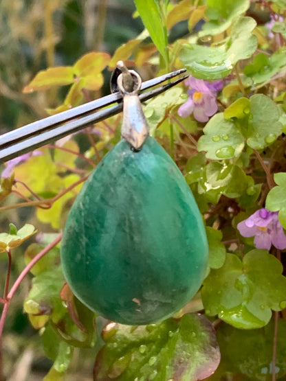 Amazonite, pendentif de 40mm de hauteur x 24 de largeur x 10 d'épaisseur. Vendu avec cordon réglable de couleur noire offert !