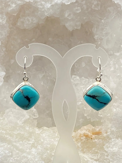 Boucles d'oreilles en Turquoise , cabochon sertis en formes de 'losange', qualité AA à AAA. Vendu en finition Argent, parfait !
