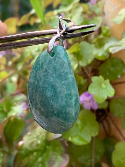 Amazonite, pendentif de 38mm de hauteur x 22 de largeur x 8 d'épaisseur. Vendu avec cordon réglable de couleur noire offert !