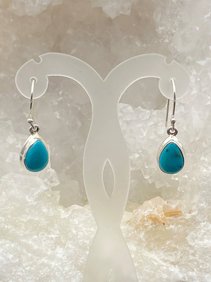 Boucles d'oreilles en Turquoise , cabochon sertis en formes de 'goutte', qualité AA à AAA. Vendu en finition Argent, parfait !