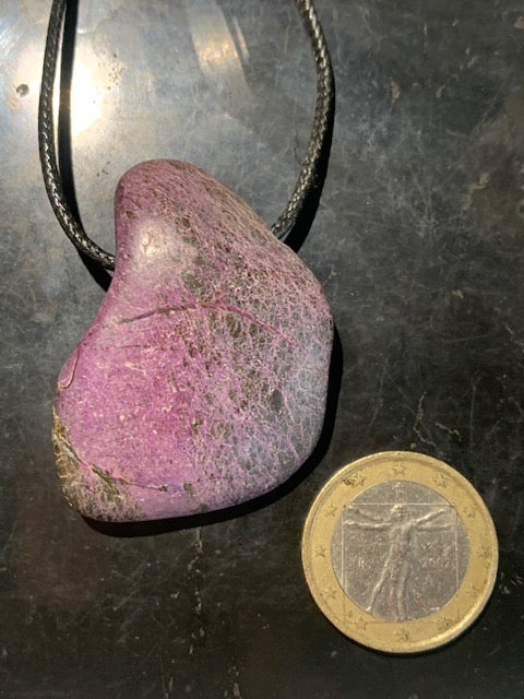 Stichtite, pendant of 52 x 30 x 10 mm - Sold with an adjustable black cord