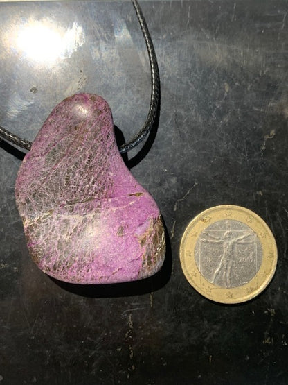 Stichtite, pendant of 52 x 30 x 10 mm - Sold with an adjustable black cord