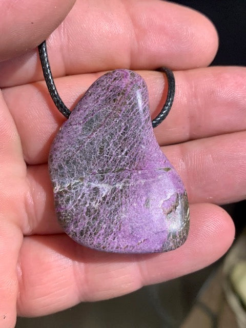 Stichtite, pendant of 52 x 30 x 10 mm - Sold with an adjustable black cord