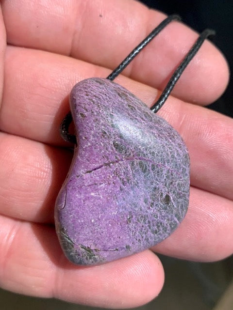 Stichtite, pendant of 52 x 30 x 10 mm - Sold with an adjustable black cord