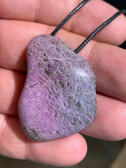Stichtite, pendant of 52 x 30 x 10 mm - Sold with an adjustable black cord