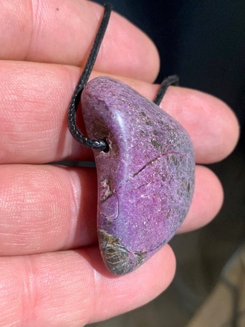 Stichtite, pendant of 52 x 30 x 10 mm - Sold with an adjustable black cord