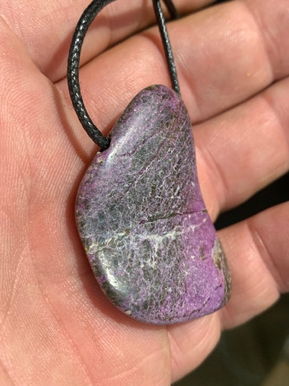 Stichtite, pendant of 52 x 30 x 10 mm - Sold with an adjustable black cord