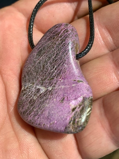 Stichtite, pendant of 52 x 30 x 10 mm - Sold with an adjustable black cord