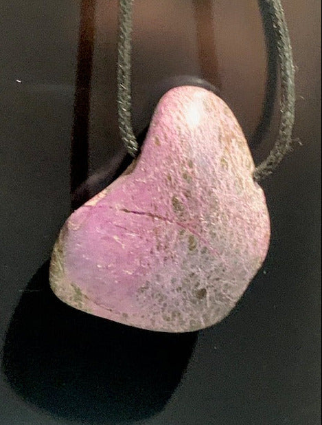 Stichtite, pendant of 52 x 30 x 10 mm - Sold with an adjustable black cord