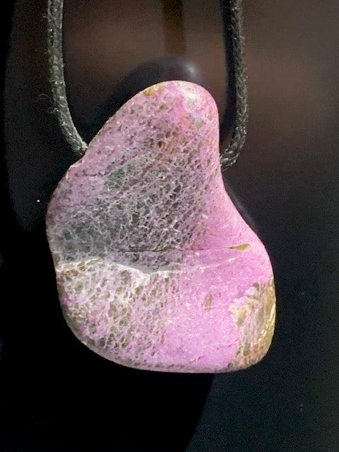 Stichtite, pendant of 52 x 30 x 10 mm - Sold with an adjustable black cord