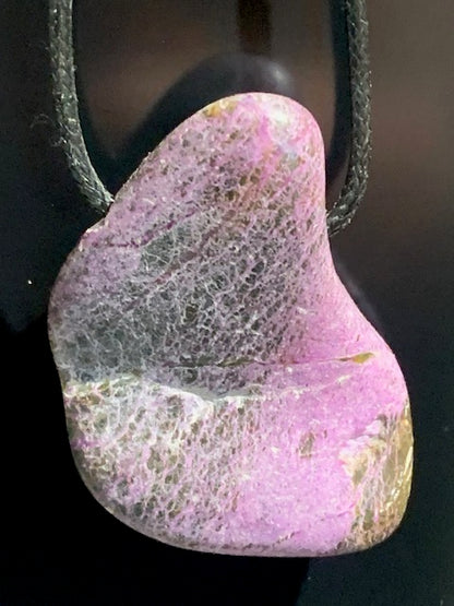 Stichtite, pendant of 52 x 30 x 10 mm - Sold with an adjustable black cord