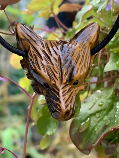 Oeil de tigre, pendentif 'Tête de loup', de 38mm de hauteur x 30 de largeur x 15 d'épaisseur, fait en France. Vendu avec cordon réglable de couleur noire offert !