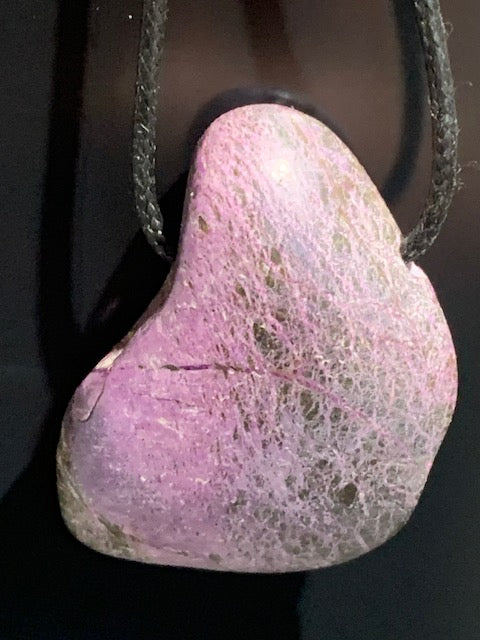 Stichtite, pendant of 52 x 30 x 10 mm - Sold with an adjustable black cord