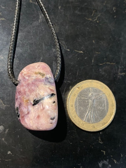 Charoïte - Pendentif/ Pierre percée de 29 x 24 x 14 mm. Vendu avec cordon noir réglable