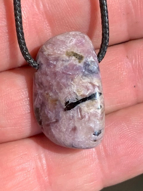 Charoïte - Pendentif/ Pierre percée de 29 x 24 x 14 mm. Vendu avec cordon noir réglable