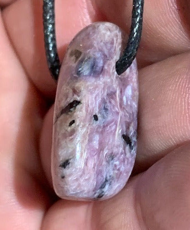 Charoïte - Pendentif/ Pierre percée de 29 x 24 x 14 mm. Vendu avec cordon noir réglable