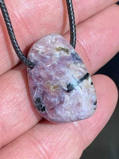 Charoïte - Pendentif/ Pierre percée de 29 x 24 x 14 mm. Vendu avec cordon noir réglable