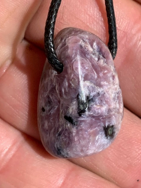 Charoïte - Pendentif/ Pierre percée de 29 x 24 x 14 mm. Vendu avec cordon noir réglable