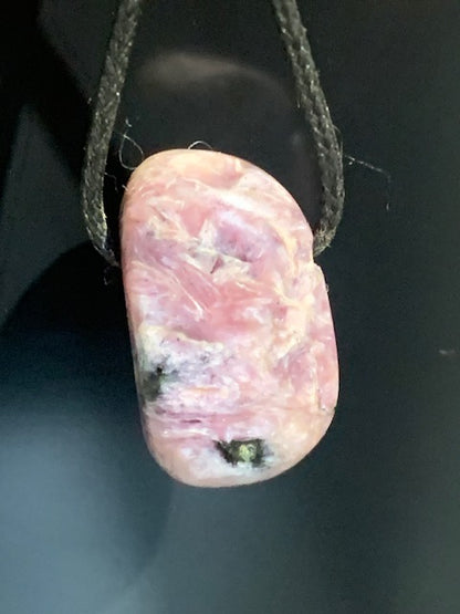 Charoïte - Pendentif/ Pierre percée de 29 x 24 x 14 mm. Vendu avec cordon noir réglable