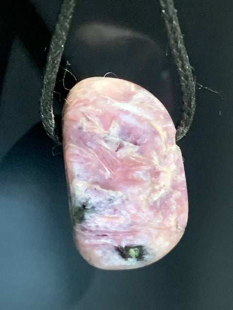 Charoïte - Pendentif/ Pierre percée de 29 x 24 x 14 mm. Vendu avec cordon noir réglable