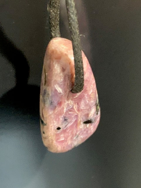 Charoïte - Pendentif/ Pierre percée de 29 x 24 x 14 mm. Vendu avec cordon noir réglable