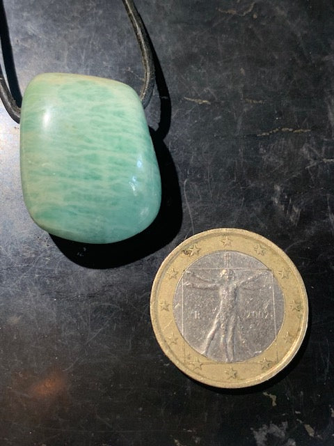 Amazonite, pendentif de 27 x 21 x 15 mm. Vendu avec cordon noir réglable