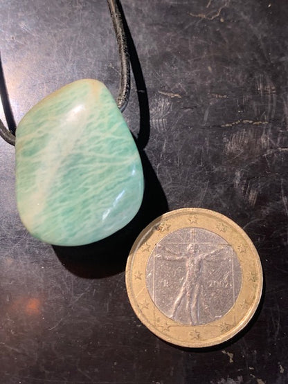 Amazonite, pendentif de 27 x 21 x 15 mm. Vendu avec cordon noir réglable