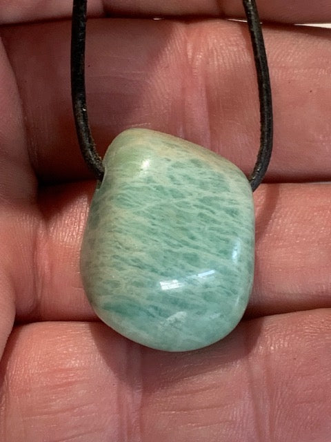 Amazonite, pendentif de 27 x 21 x 15 mm. Vendu avec cordon noir réglable