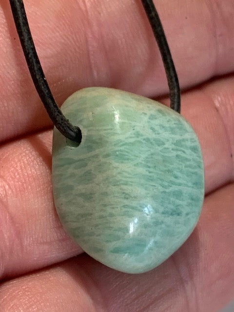 Amazonite, pendentif de 27 x 21 x 15 mm. Vendu avec cordon noir réglable