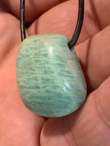 Amazonite, pendentif de 27 x 21 x 15 mm. Vendu avec cordon noir réglable