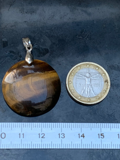 Oeil de tigre, pendentif de 40mm de hauteur x 30 de largeur x 7 d'épaisseur. Vendu avec cordon réglable de couleur noire offert !