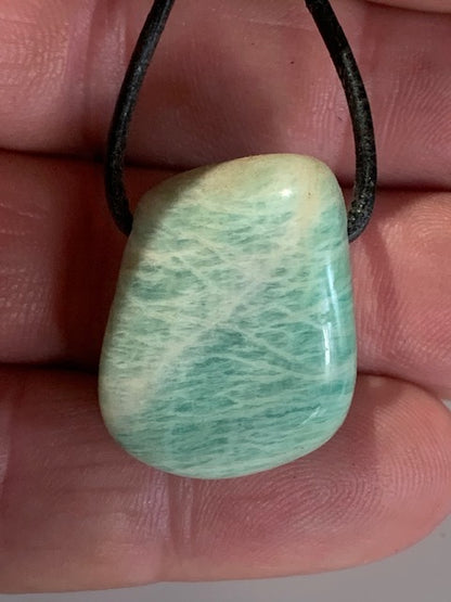 Amazonite, pendentif de 27 x 21 x 15 mm. Vendu avec cordon noir réglable