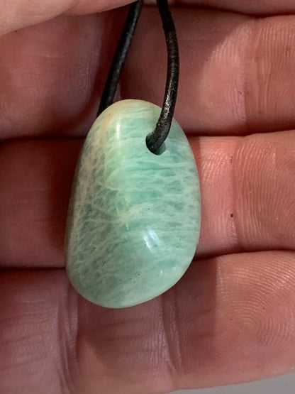Amazonite, pendentif de 27 x 21 x 15 mm. Vendu avec cordon noir réglable